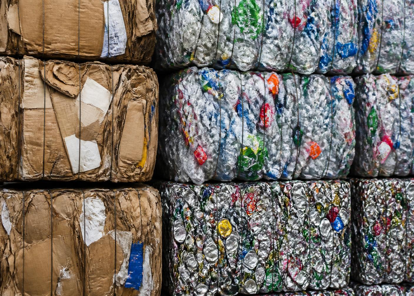 Fardos prensados de papelão, plástico e alumínio prontos para reciclagem
